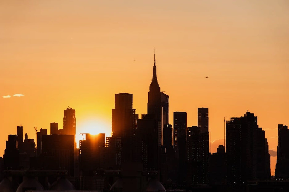 Skyline di una città moderna al tramonto che simboleggia la crescita globale